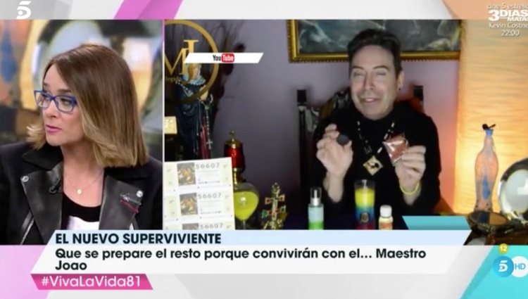 Toñi Moreno anunciando que Maestro Joao es el concursante / Foto. telecinco.es