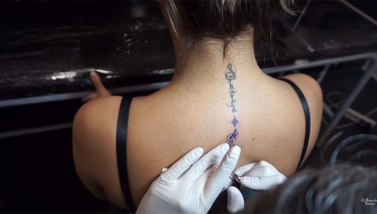 La espalda de Tamara Gorro con su nuevo tatuaje/ Fuente: youtube de Tamara Gorro