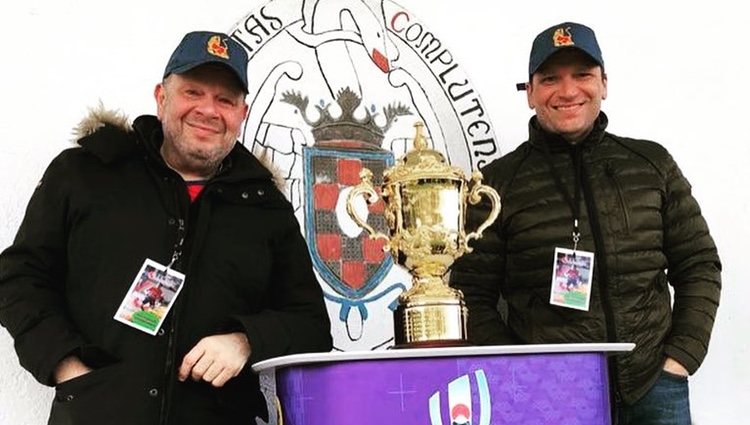 Alberto Chicote posa junto al trofeo de la Copa del Mundo de Rugby/Foto: Instagram