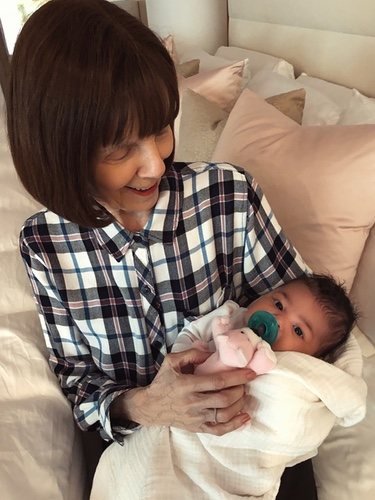 La abuela de Kylie junto con su bebé Stormi | Foto: Instagram Kylie Jenner