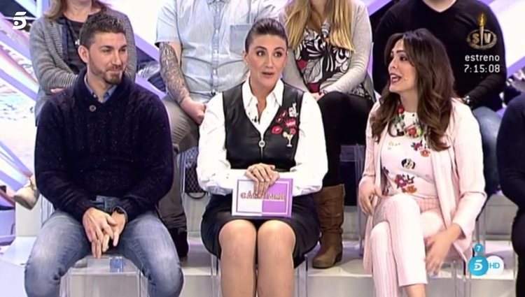 Carlota Corredera, junto a Amor Romeira y el marido de Rosi Arcas, muy sorprendida tras la revelación | Foto: Telecinco