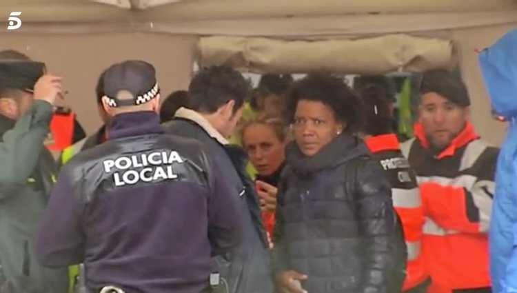 Ana Julia Quezada, junto a los cuerpos de seguridad antes de ser detenida | Foto: Telecinco