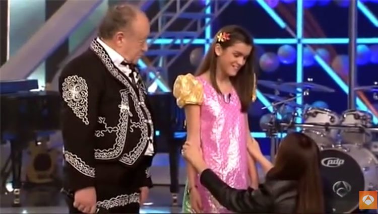 Mónica Naranjo pide perdón de rodillas a una joven Amaia Romero tras su expulsión de 'El número uno' / Fuente: Antena3.com