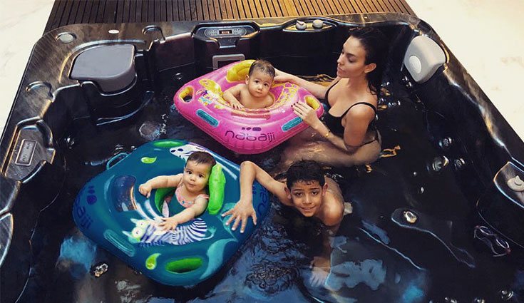 Georgina Rodríguez con los hijos de Cristiano Ronaldo en el jacuzzi / Fuente: Instagram