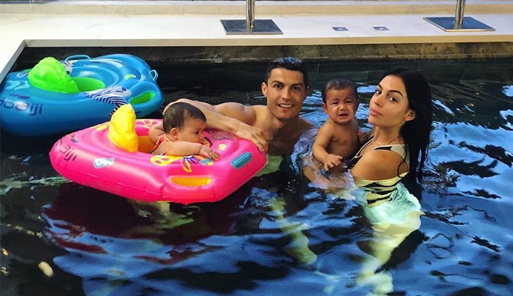 Cristiano Ronaldo y dos de su hijos con Georgina Rodríguez en la piscina / Fuente: Instagram
