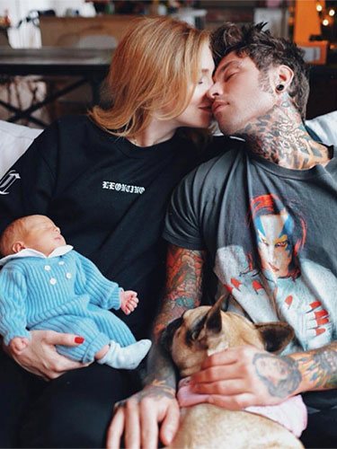 Chiara Ferragni besando a Fedez con su hijo Leoncino en su regazo / Fuente: Instagram