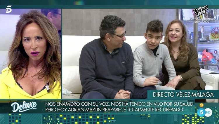 Adrián Martín, junto a sus padres en Málaga en conexión con el plató de 'Sábado Deluxe' / Telecinco.es