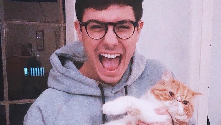 Alfred sosteniendo el gato / Instagram