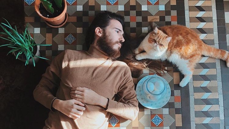 Carlos Sadness con su gato / Instagram