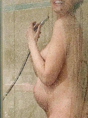 Adriana Abenia embarazada y disfrutando de una ducha / Fuente: Instagram