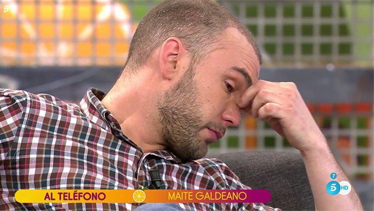 Cristian Suescun llorando muy emocionado tras escuchar a su madre Maite Galdeano / Fuente: Telecinco.es