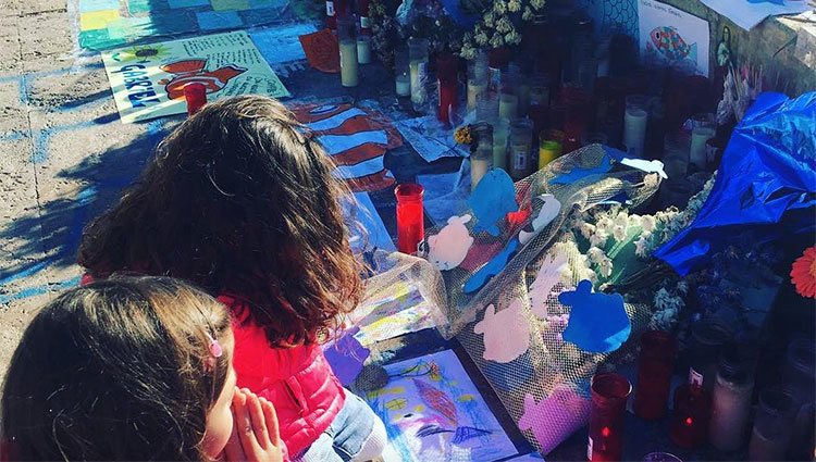 Ella, la hija de David Bisbal, en el altar improvisado que homenajea al pequeño Gabriel / Fuente: Instagram