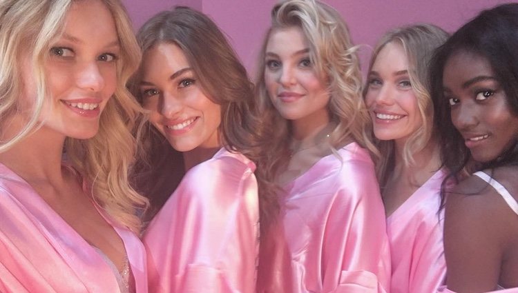 Maggie Laine junto a sus compñaeras de Victoria's Secret | Fuente: Instagram Maggie Laine