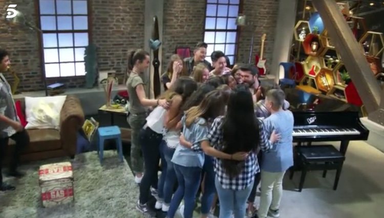 Los niños abrazan a Atonio Orozco / Fuente: Telecinco.es