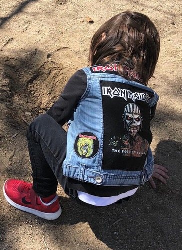Sergio Jr jugando en el parque con chaleco de 'Iron Maiden'/Foto: Instagram