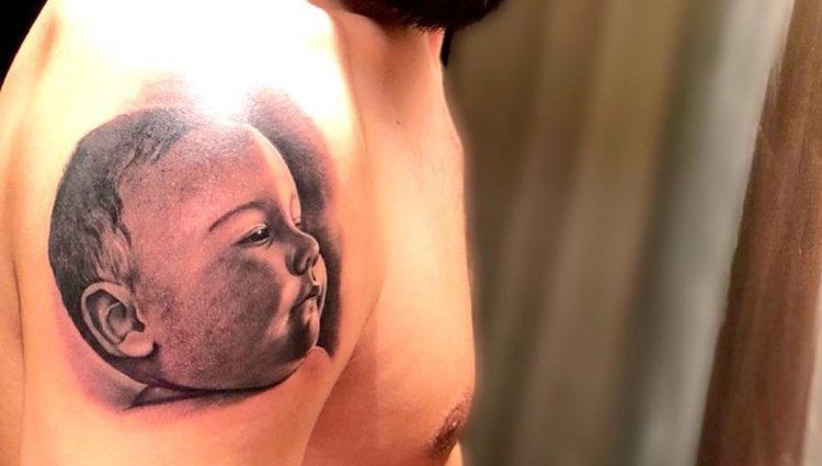 El nuevo tatuaje del futbolista con el rostro de su hijo Antonio | Fuente: Instagram