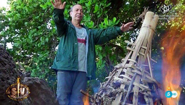 Maestro Joao quemando el invento para pescar de Saray Montoya | Foto: Telecinco.es