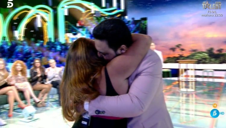 Saray Montoya se abraza a su marido / Foto: telecinco.es