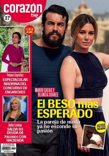 Mario Casas y Blanca Suárez besándose en la portada de Corazón TVE