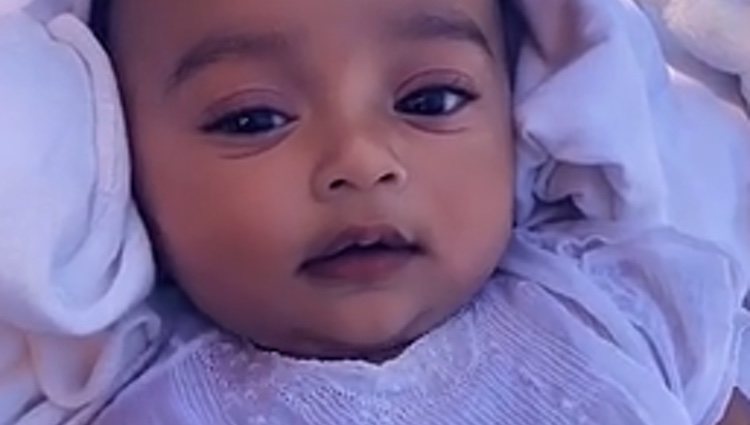 Kim Kardashian muestra a su hija Chicago en un 'story' de Snapchat
