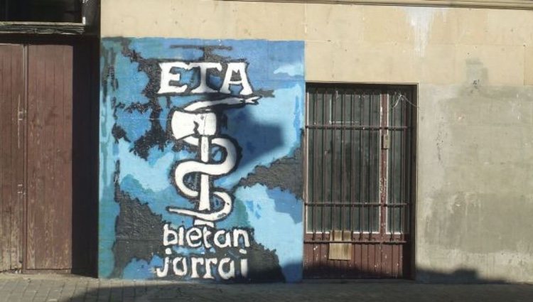 Un grafitti con el logo de ETA
