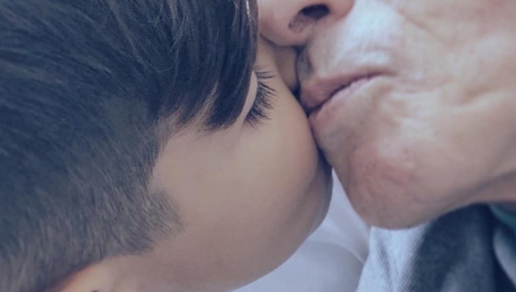 La tierna imagen del hijo de Jennifer con su abuelo / Instagram
