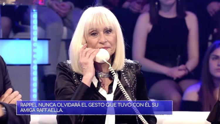 Raffaella Carrà hablando por teléfono con Rappel en 'Volverte a ver' / Fuente: Telecinco.es
