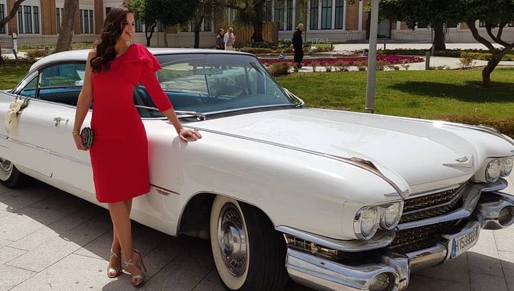 Nuria Fergó posando junto al coche nupcial/Foto: Instagram