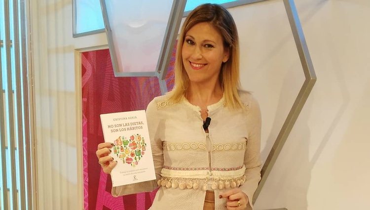 Cristina Soria posa con uno de sus libros de autoayuda | Foto: Instagram