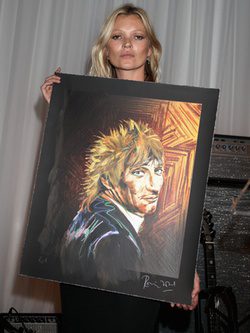 kate Moss con un retrato de Ronnie Wood
