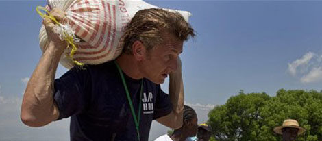 Sean Penn trabajando en Haití