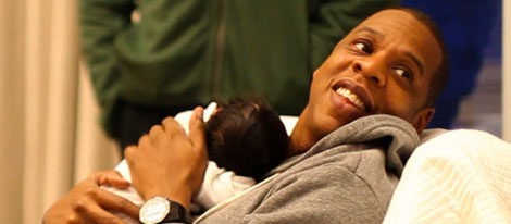 El rapero Jay-Z sostiene en sus brazos a su hija Blue Ivy