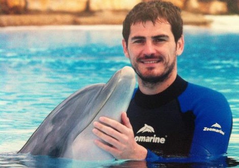 Iker Casillas celebra su 31 cumpleaños nadando entre delfines