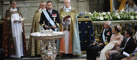 Haakon de Noruega pronuncia unas palabras en el bautizo de la Princesa Estela