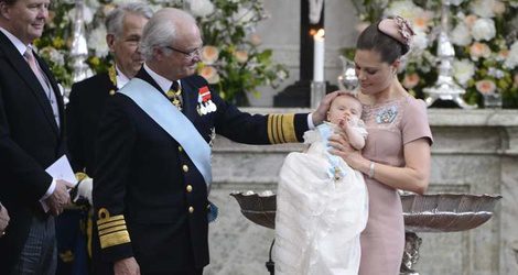 Carlos XVI Gustavo impone la Orden de Serafín a la Princesa Estela