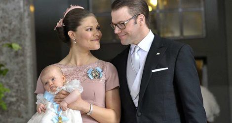 Victoria y Daniel de Suecia con la Princesa Estela tras ser bautizada