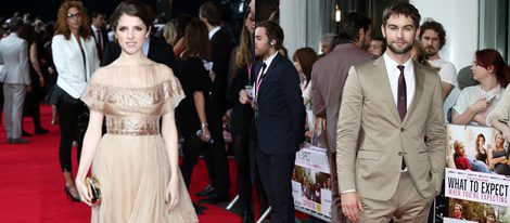 Anna Kendrick y Chace Crawford en el estreno de 'Qué esperar cuando estás esperando'