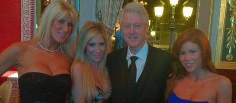 Bill Clinton en un casino de Montecarlo durante la gala de premios de cine porno 'Noches de Mónaco'