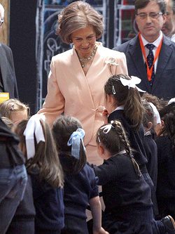 La Reina Sofía con unos niños en Valladolid