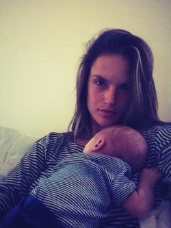 Alessandra Ambrosio publica la primera imagen de su hijo Noah Phoenix en Twitter