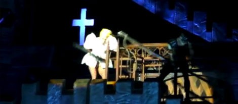 El momento del golpe a Lady Gaga / foto: Youtube