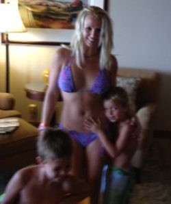 Britney Spears presume de cuerpazo junto a su prometido Jason Trawick y sus hijos en Hawai