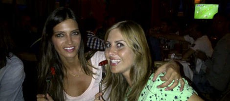 Sara Carbonero se divierte en la cena ofrecida para los periodista de la Eurocopa 2012 tras las críticas