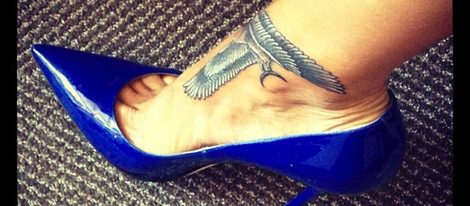 Rihanna desvela su nuevo tatuaje: Un halcón en el tobillo
