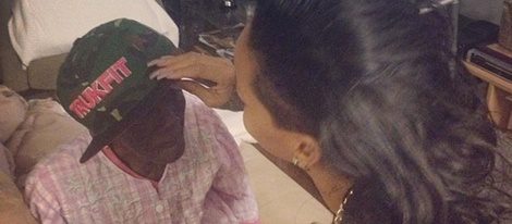 Rihanna pone una gorra a su abuela