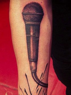 Zayn Malik de One Direction se tatúa un micrófono en el brazo y lo comparte con todos sus fans