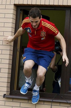 Iker Casillas huye de la prensa de la Eurocopa 2012 saltando por una ventana