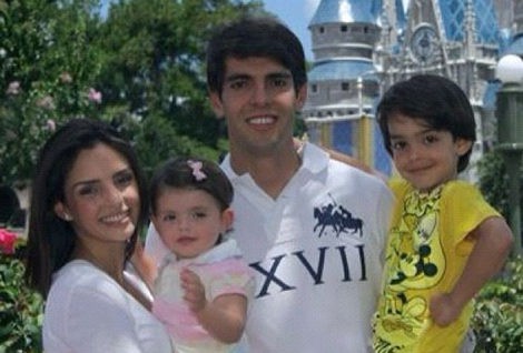 Kaká y Caroline Celico se divierten en Disney World con sus hijos Isabella y Luca