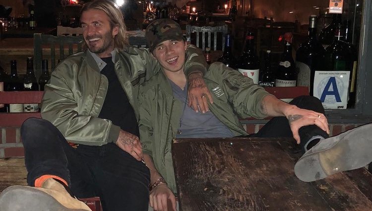 Brooklyn Beckham junto a su padre posando para Instagram
