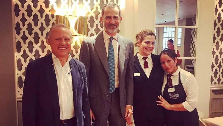 El Rey Felipe junto al propietario y dos empleadas del restaurante | Foto: Instagram